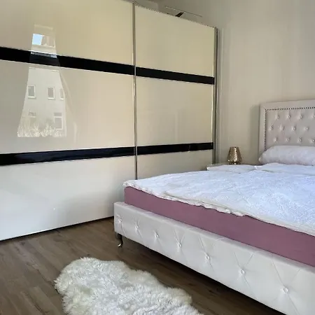 Attraktive Wohnung Mit Balkon Zum Gruenen Hinterhof Schwerin  Zewnętrze zdjęcie